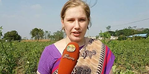 தமிழகத்தில் விவசாயம் செய்யும் வெளிநாட்டு பெண்கள்