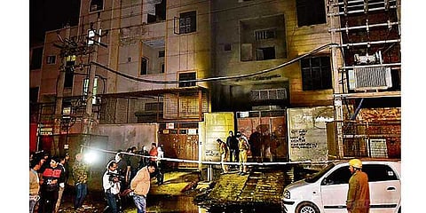 பட்டாசு தொழிற்சாலை கிடங்கில் பயங்கர தீ: 10 பெண்கள் உட்பட 17 பேர் கருகி பலி!