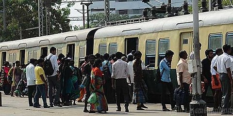 பேருந்து கட்டணம் காலைவார; கைகொடுக்கும் ரயில்கள்!