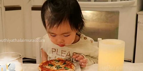 பீட்சா தயாரிக்க கற்றுக்கொடுக்கும் 2 வயது சிறுமி