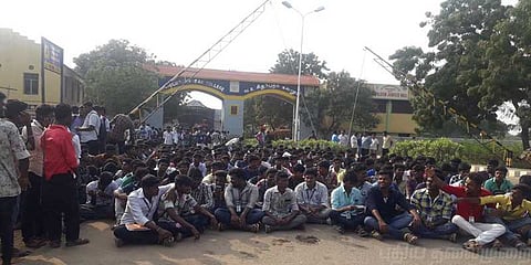 பேருந்து கட்டண உயர்வு: வலுக்கும் மாணவர்கள் போராட்டம்