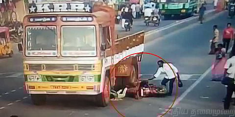 லாரிக்கு அடியில் சிக்கிய மாணவிகள் உயிர்தப்பிய அதிசயம்