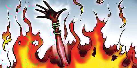 பாலியல் கொடுமைக்கு நீதிக்கேட்டு பெண் தீக்குளிப்பு!