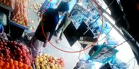 பழக்கடைக்காரரைத் தாக்கிய காவல் ஆய்வாளர்: சிசிடிவி வெளியீடு