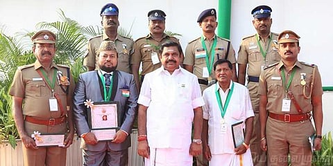 வீரதீரச் செயலுக்கான பதக்கங்களை வழங்கினார் முதலமைச்சர் பழனிசாமி