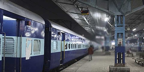 ரயிலில் கள்ளத்துப்பாக்கிகள் கடத்திய இருவர் கைது