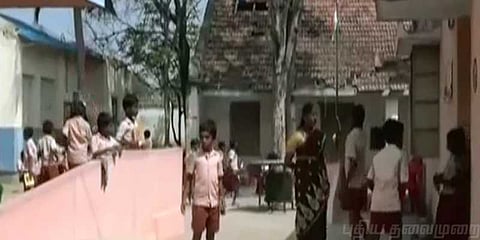 மாணவர்களை கொத்தடிமைகள் போல் நடத்துவதாக தலைமையாசிரியர் மீது புகார்