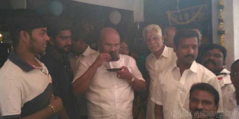 டீ கடையில் இளைஞர்களுடன் அமைச்சர் செல்ஃபி