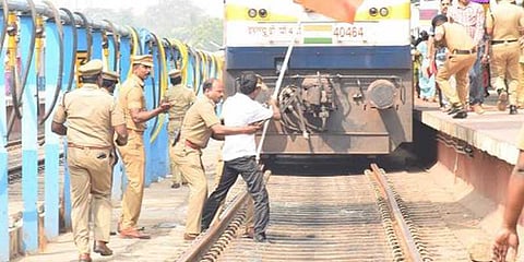 தண்டவாளத்தில் டைவடித்து காப்பாற்றிய காவலர்: அசந்துபோன வைகோ!