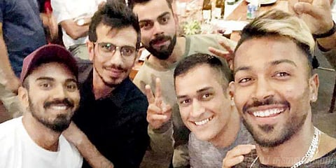 தோனியுடன் வெற்றியை கொண்டாடிய இந்திய அணி!