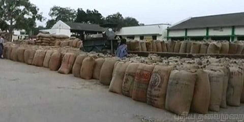 விற்பனைக் கூடத்தில் தேங்கிய 50ஆயிரம் நெல் மூட்டைகள்