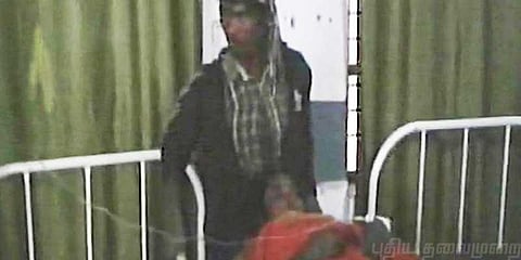 ஆதார் இல்லாததால் சிகிச்சை மறுப்பு: மருத்துவமனை வாசலில் பிரசவம்