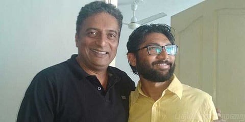 நடிப்பதற்கு மோடியை யோசனை கேளுங்கள்: ஜிக்னேஷூக்கு பிரகாஷ் ராஜ் அறிவுரை