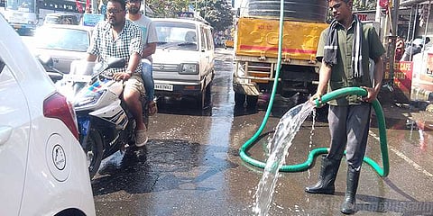 நகரையே தண்ணீர் ஊற்றி கழுவும் குமுளி ஊராட்சி