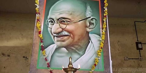 காந்தியின் 6 அடி உருவ படத்திற்கு மலர்தூவி மரியாதை