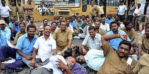 போராட்டம் நடத்திய பஸ் ஊழியர்களின் 7 நாள் சம்பளம் கட்