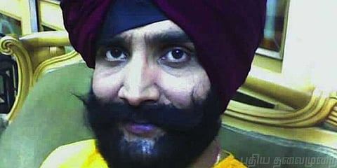 மாறுவேடமணிந்து துர்கா பூஜையில் பங்கேற்ற இந்திய கிரிக்கெட் வீரர்