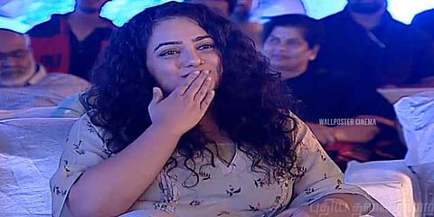 நானிக்கு ப்ளையிங் கிஸ் கொடுத்த நித்யா மேனன் வீடியோ