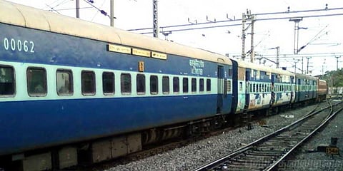 பணம் தர மறுத்ததால் ஆத்திரம்: திருநங்கைகள் தள்ளிவிட்டத்தில் ஒருவர் பலி