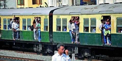 சென்னையில் ரயில்கள் இயக்கம் குறைவு: மக்கள் கடும் அவதி