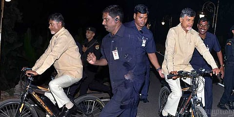 சுற்றுச்சூழல் மாசுபாடு: சைக்கிள் ஓட்டி அசத்திய சந்திரபாபு நாயுடு!