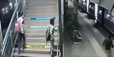 மின்சார ரயிலில் இருந்து விழுந்த சிறுவன்: துரிதமாக சென்று காப்பாற்றிய காவலர்..!