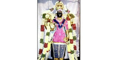 அம்மன் சிலைக்கு சுடிதார் அணிவித்த 2 குருக்கள் பணிநீக்கம்