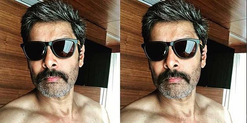 பெப்பர் அண்ட் சால்ட் கெட்அப்பில் விக்ரம்