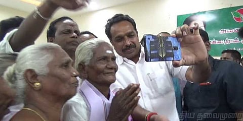 பாட்டிக்கு செல்ஃபி எடுக்க கற்றுத்தந்த அமைச்சர்!