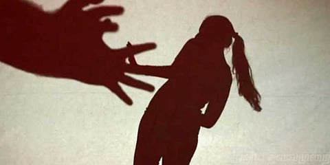 வேலியே பயிரை மேய்ந்த கதை... காவலருக்கு வலைவீச்சு