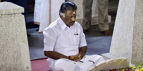 தர்மயுத்தத்திற்குள் ஒளிந்து கொண்ட ஒபிஎஸ்