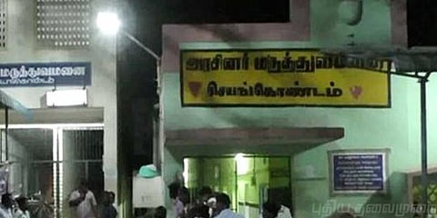 கழிவறையில் குழந்தையை பிரசவித்து குப்பைத்தொட்டியில் வீசிய அவலம்