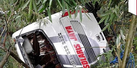 பிரேக் பிடிக்காததால் பல்டி அடித்த பஸ்: 27 பேர் பரிதாப பலி!