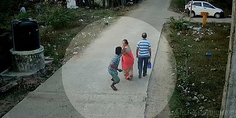 சாலையில் சென்ற பெண்ணிடம் நகை பறிப்பு: சிசிடிவி காட்சிகள்