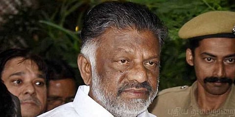 ஓபிஎஸ் கையால் பரிசு ‘வரும் ஆனா வராது’.. மாணவர்கள் ஏமாற்றம்!