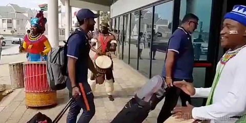 போர்ட் எலிசபெத்தில் இந்திய கிரிக்கெட் அணிக்கு பாரம்பரிய வரவேற்பு!