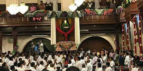 எதிர்ப்புக்கு மத்தியில் பேரவையில் ஜெயலலிதா உருவப்படம் திறப்பு