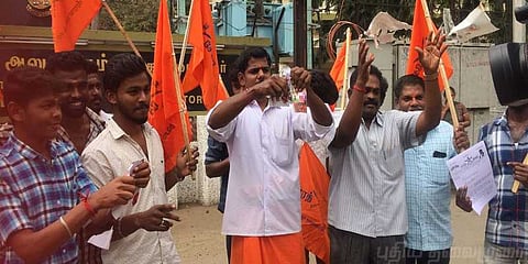 காதலர் தின அட்டைகளைக் கிழித்து ஆர்ப்பாட்டம்