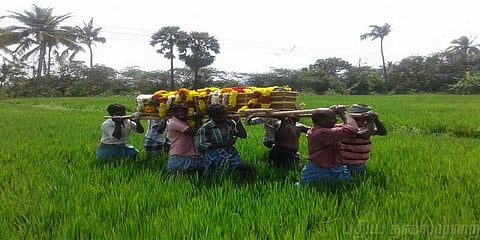 இடுகாட்டிற்குச் செல்ல கூட பாதையில்லை: நெல்லையில் அவலம்