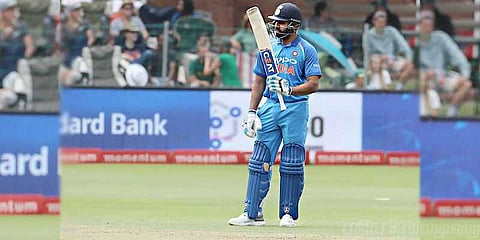 விக்கெட் வீழ்ச்சிக்கு மத்தியில் ரோகித் சதம்