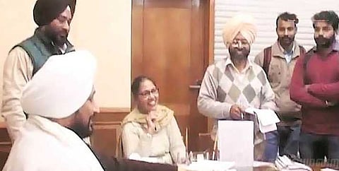 யாருக்கு அரசு வேலை? 'டாஸ்' போட்டு முடிவு செய்த பஞ்சாப் அமைச்சர்