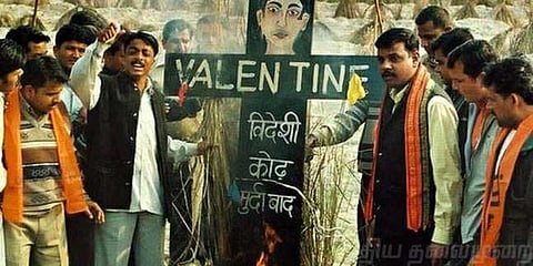 காதலர்களை தடியால் அடித்து பஜ்ரங் தள் அட்டூழியம்