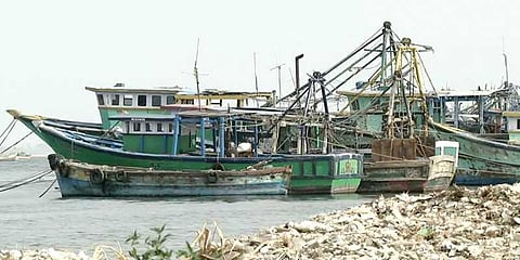 மீனவர்கள் போராட்டத்தால் வெறிச்சோடிய ராமேஸ்வரம் துறைமுகம்