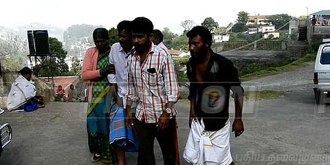 சுற்றுலா கொண்டாடியதால் 20 மணிநேரம் அடைத்து சித்ரவதை: வனத்துறையினர் மீது புகார்