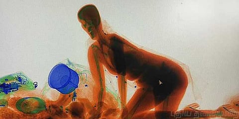 திருட்டுப் பயம்: எக்ஸ்ரே மெஷினுக்குள் கைப்பையுடன் நுழைந்த ’உஷார்’ பெண்!