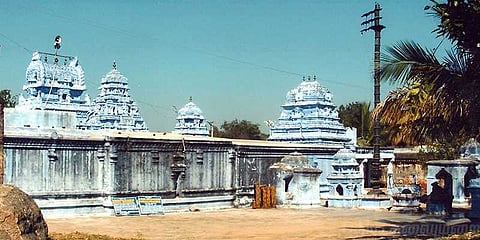 தீர்த்தமலை கோவிலில் அடிப்படை வசதிகள் இன்றி அல்லல்படும் பக்தர்கள்