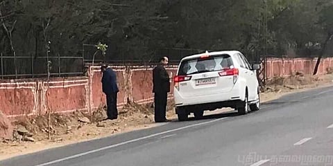 சாலை ஓரத்தில் சிறுநீர் கழித்த சுகாதாரத்துறை அமைச்சர்