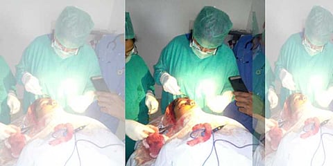 பவர் கட்: மொபைல் வெளிச்சத்தில் ஆபரேஷன் செய்த டாக்டர்கள்!