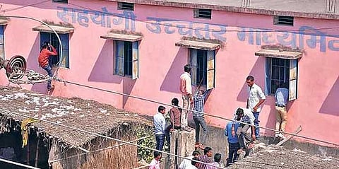 பீகாரில் பிளஸ்2 தேர்வில் 1000 மாணவர்கள் அதிரடியாக வெளியேற்றம்