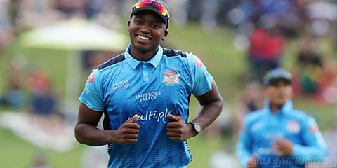 பிரியாவின் ’புருவ’ ரொமான்ஸ்: வெட்கத்தில் விழுந்த நிகிடி!